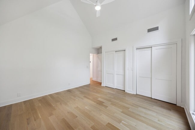 Building Photo - Available 6/15. Stunning, Fully-Rennovated...