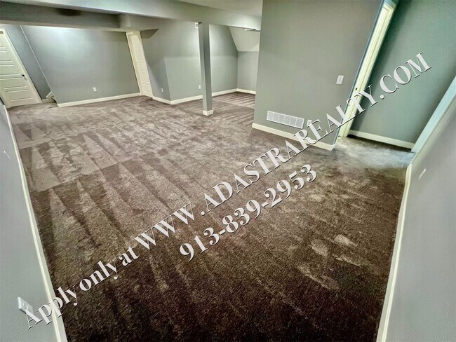 Building Photo - Beautiful Like New 4 Bed 4 Bath Home in Overland Park-Available NOW!!