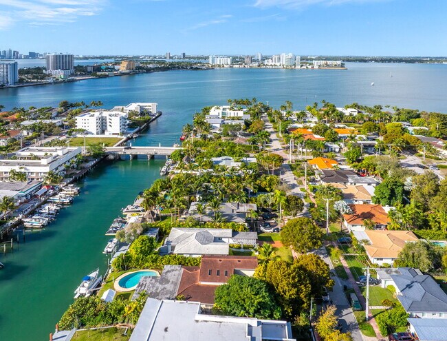 Building Photo - 950 S Shore Dr