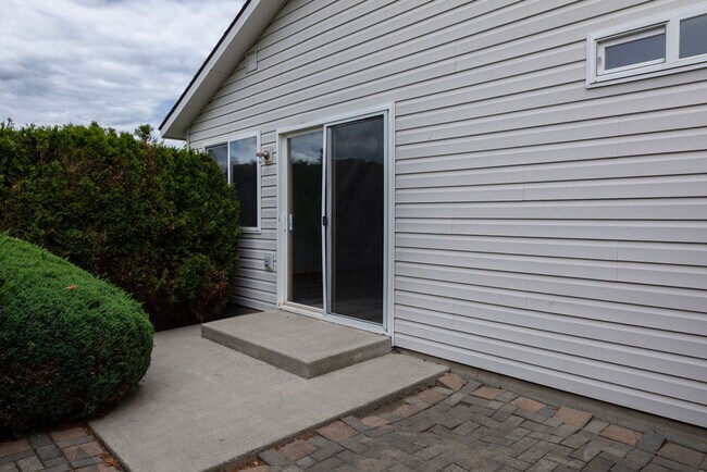 Building Photo - Single Story Home w/ HOA Provided Lawn Services