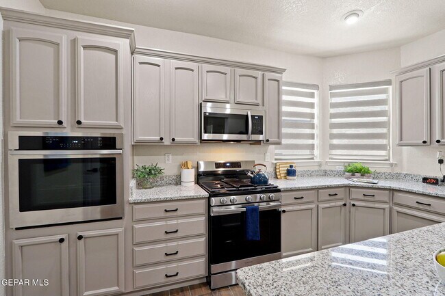 Building Photo - 3121 Tierra Paola Ln