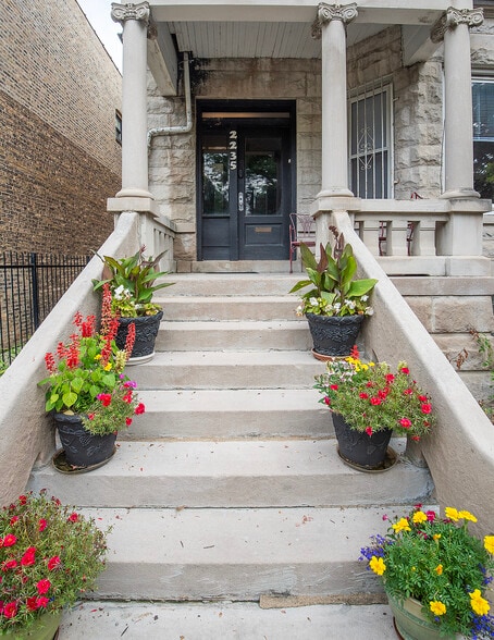 Entry - 2235 N Kimball Ave