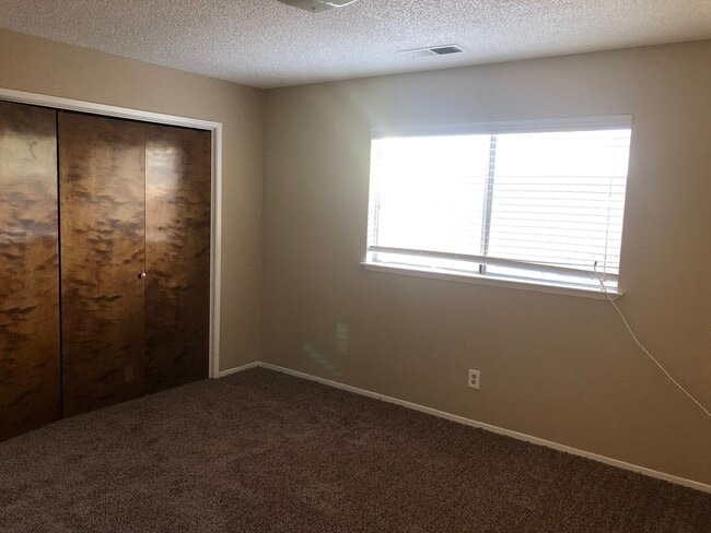 Building Photo - 464 N Cherry St