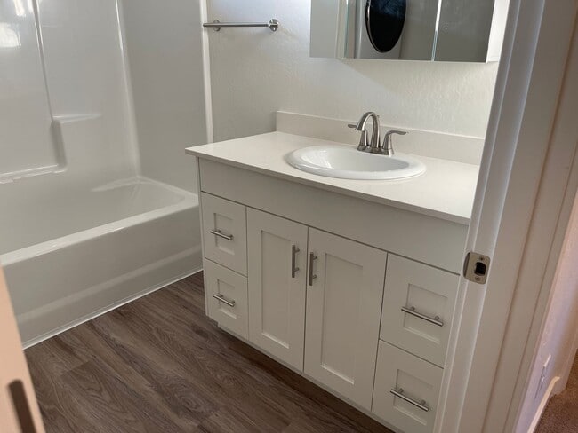 Building Photo - End Townhouse Unit in South Medford/Phoenix Area