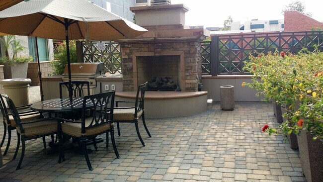 Building Photo - 931 E Walnut St