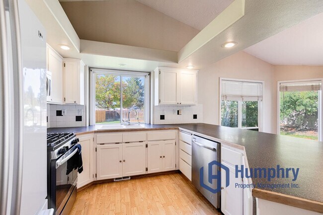 Building Photo - Charming home minutes from Settler's Park