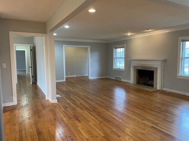 Building Photo - Executive 3/3 House in Coosa on Acreage $1...