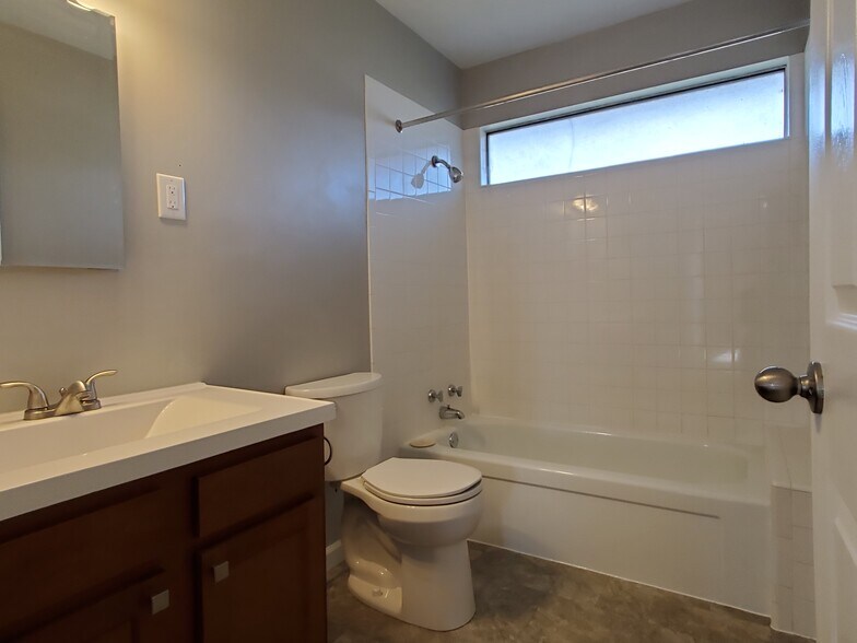 Building Photo - 5526 Humbert Rd