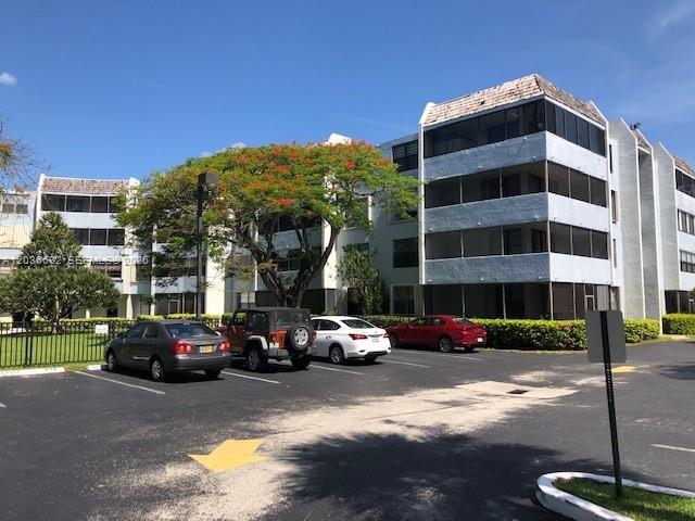 Building Photo - 10852 N Kendall Dr