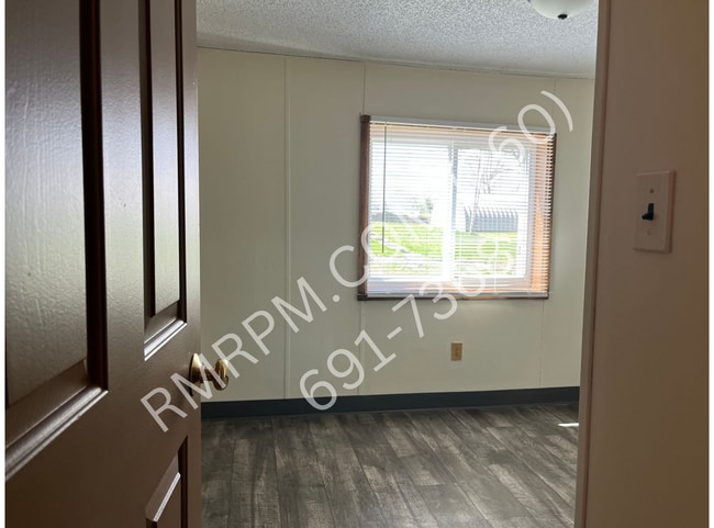 Building Photo - 2065 E Lakeside Dr