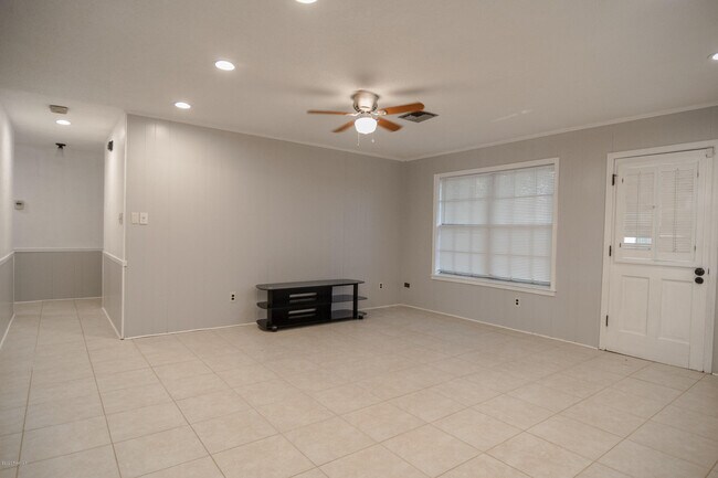 Building Photo - 111 Valencia Dr