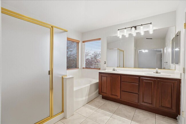 Building Photo - 70 Arches Cir