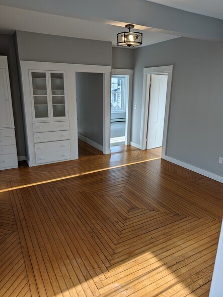 Building Photo - 264 Elm St