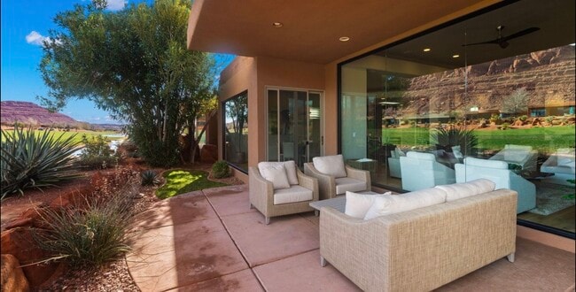 Building Photo - 2410 W Entrada Trl