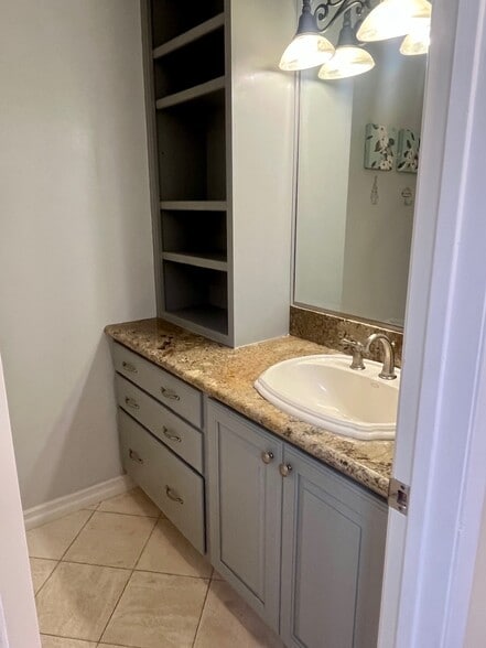 Main Bathroom - 918 21st St