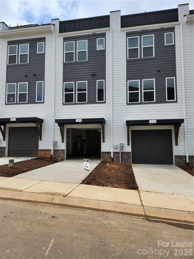 Building Photo - 618 W End Dr