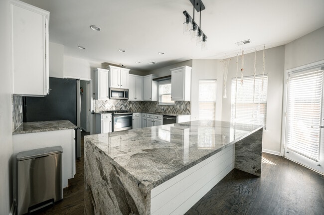 Building Photo - 7445 Absinth Dr