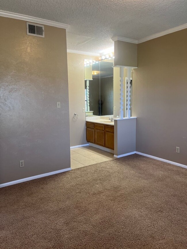 Building Photo - 1028 Mockingbird Ln