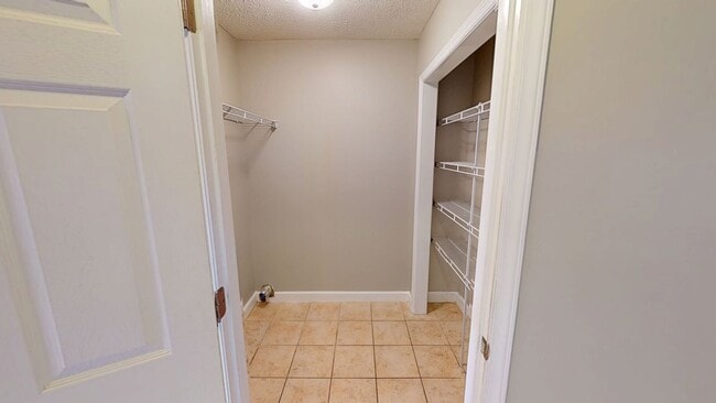 Building Photo - Open Floor Plan with Fenced Back Yard in L...