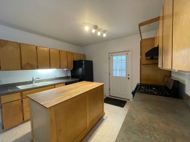 Building Photo - Charming and Updated 1913's Home! Woodstoc...