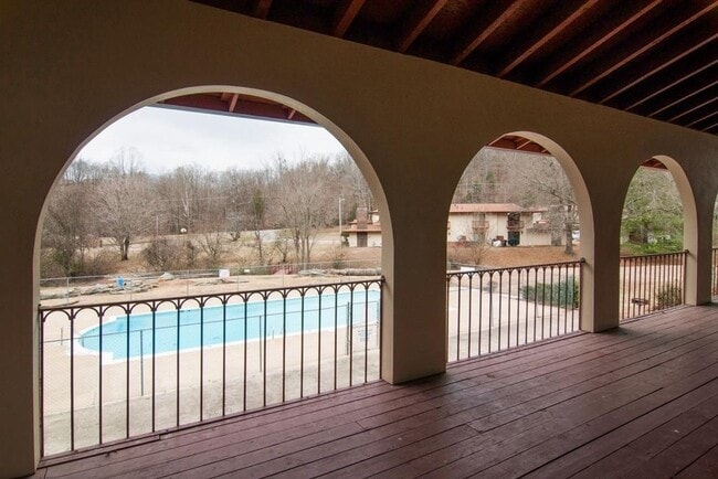 Building Photo - Awesome 1.5-bath condo in Bellevue featuring a private patio overlooking expansive green space.
