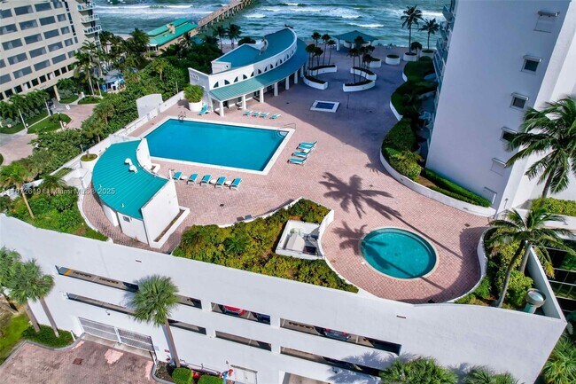 Building Photo - 16485 Collins Ave