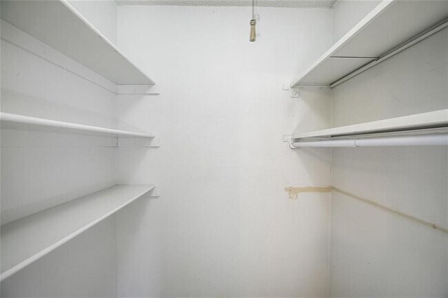 Building Photo - 605 Russet Valley Dr