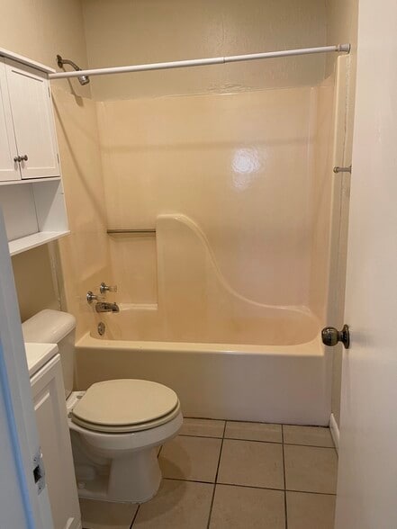 Bathroom - 819 E Lindsey St