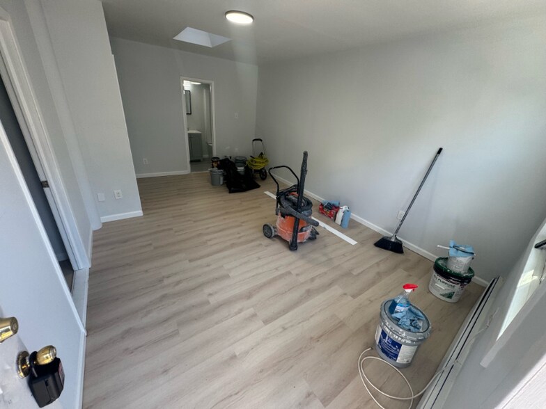 Building Photo - 106 E 5th St