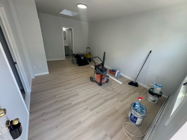 Building Photo - 106 E 5th St