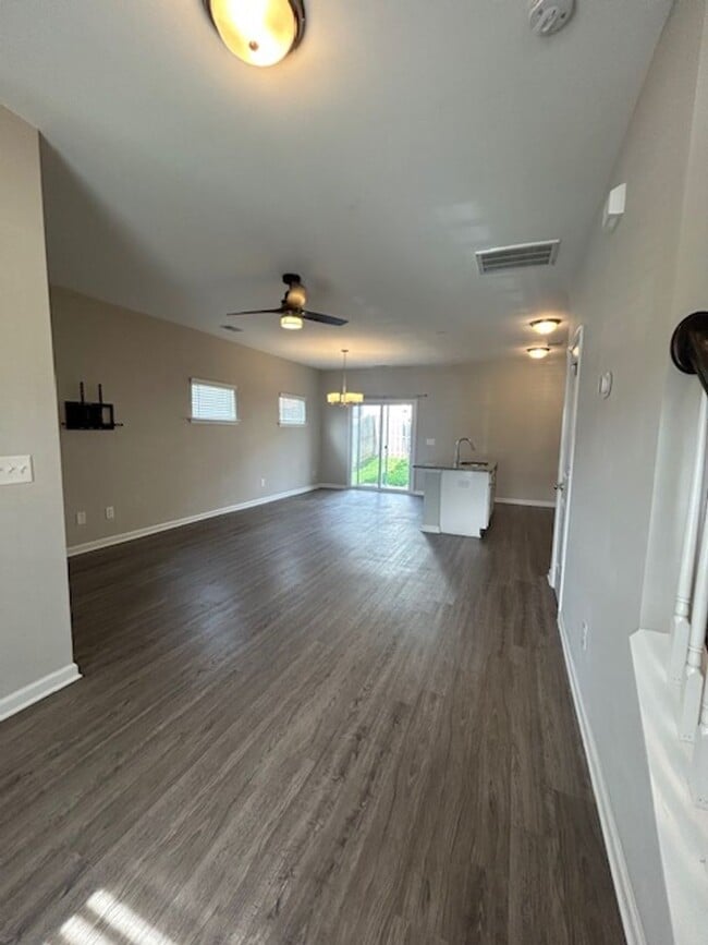 Building Photo - STYLISH & MODERN TOWNHOME IN HARBISON GROVE
