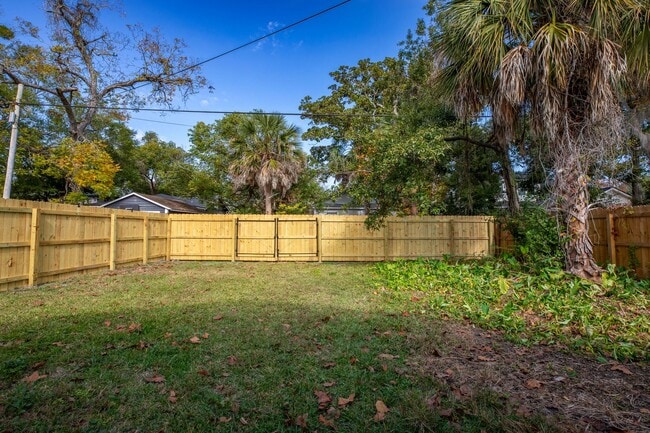Building Photo - Renovated Bungalow in Riverside