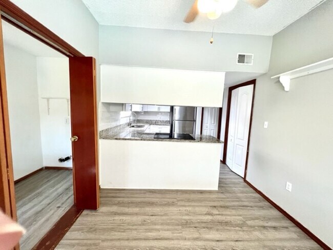 Building Photo - MOVE IN NOW! 4x3 Screened in pool home!!! ...