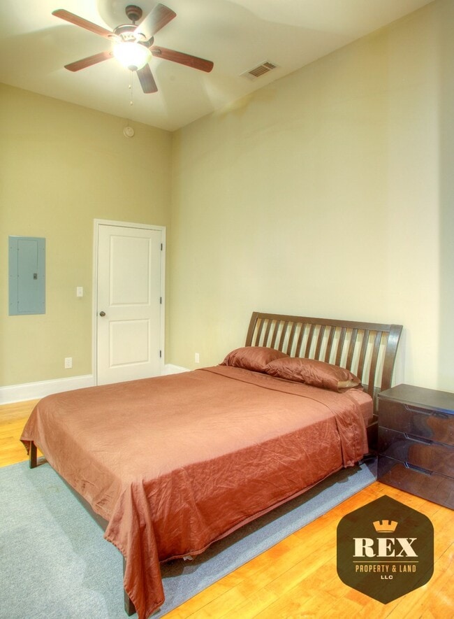 Building Photo - Rare Loft Condo,  Granite Countertops, W/D Included