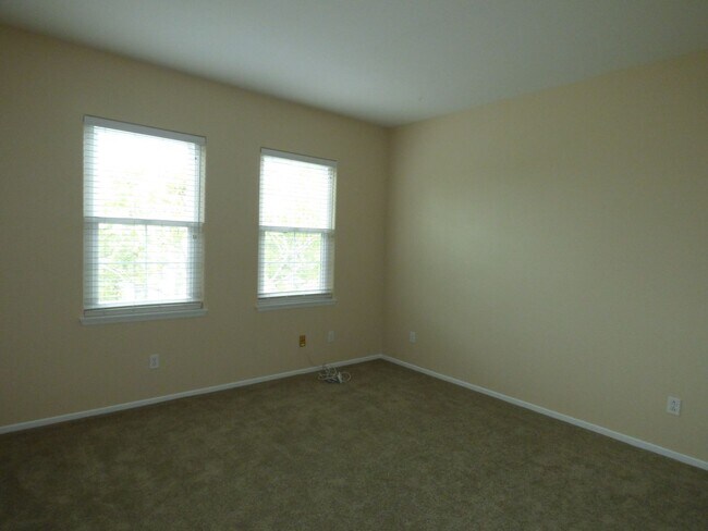 Building Photo - Spacious Townhouse located in Poinsettia Heights