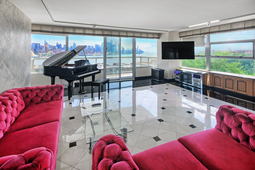 Building Photo - 6050 Boulevard E