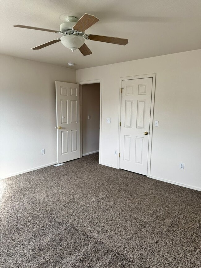 Building Photo - Corner Lot Townhouse, newly painted, new carpet