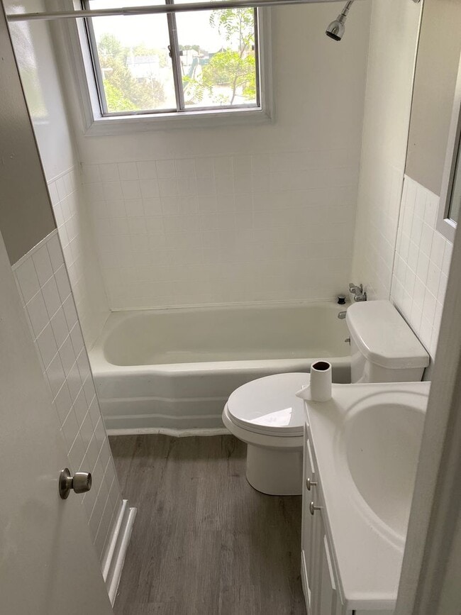 Building Photo - 1110-1112-1112 N Rock St