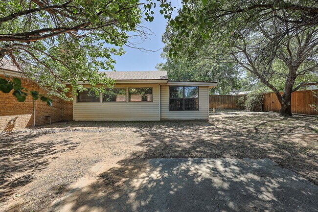 Building Photo - Spacious 3/2/2 near McCullough Park