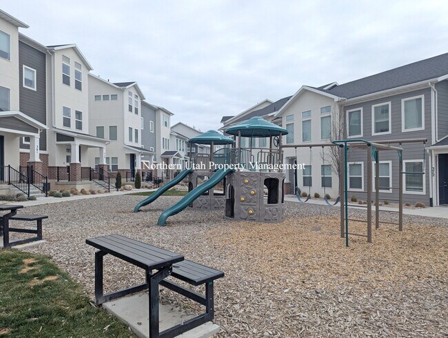 Building Photo - Newer 2 Bed 3 Bath Townhome