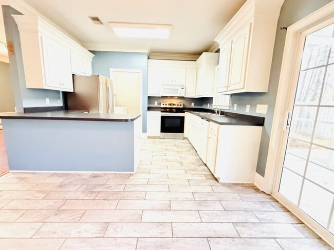 Building Photo - 207 Ivy Park Ln