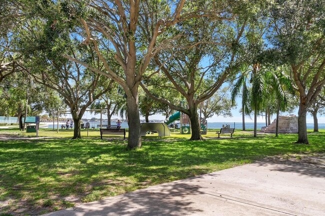 Building Photo - 606 12th Ave NE