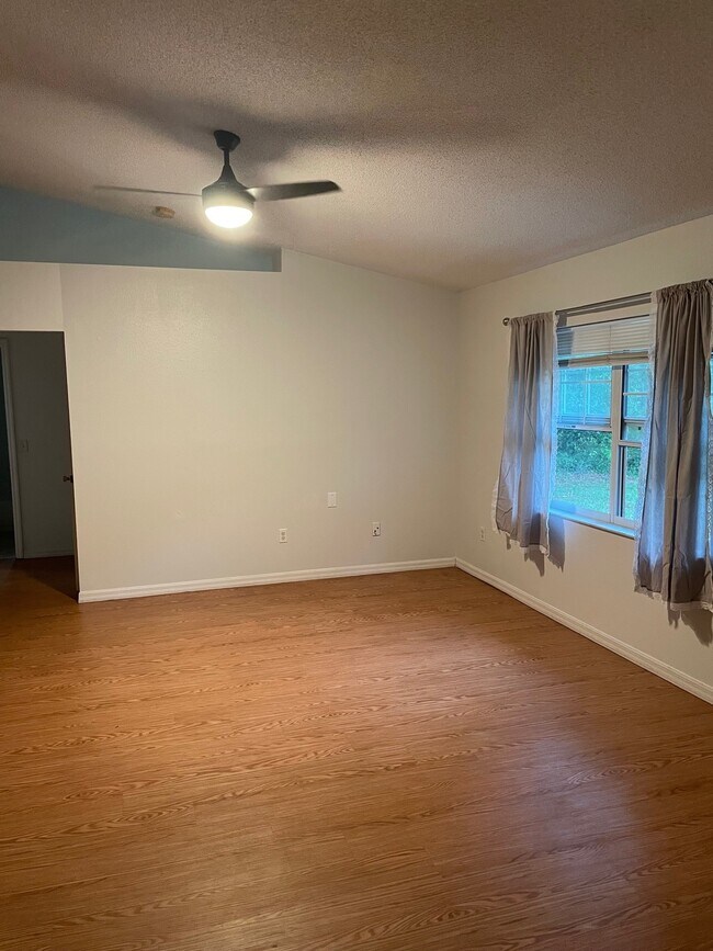 Living Room - 424 N Savary Ave