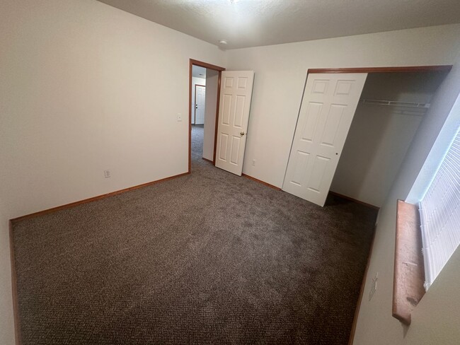 Building Photo - New Carpet, flooring & paint! 3 Bedroom 2 ...