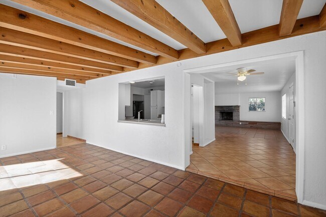 Building Photo - 2272 E Blacklidge Dr