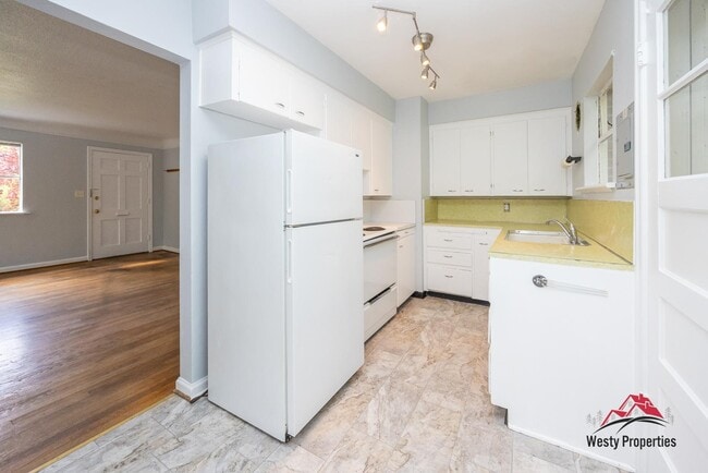 Building Photo - 1811 SE Salmon St