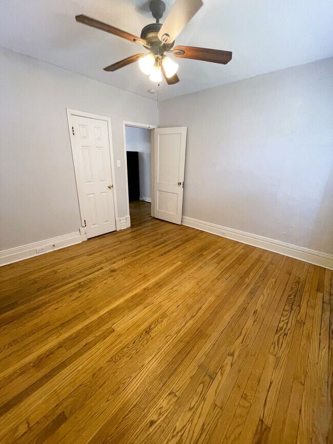 Building Photo - Lindenwood Ave 4919-4921