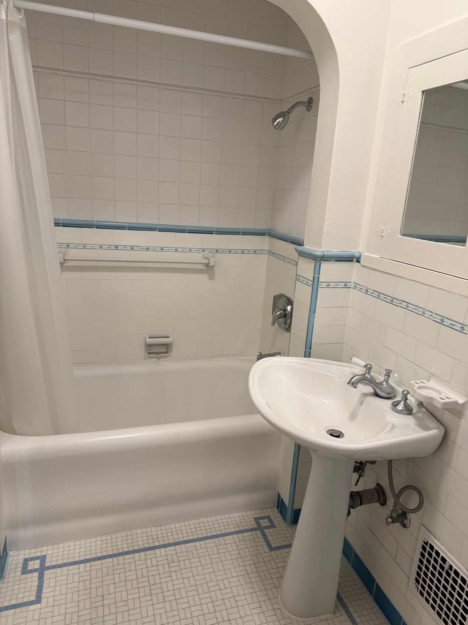 Building Photo - 145 N Sycamore Ave