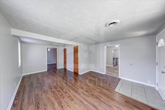 Building Photo - 1102 Worcester Ave