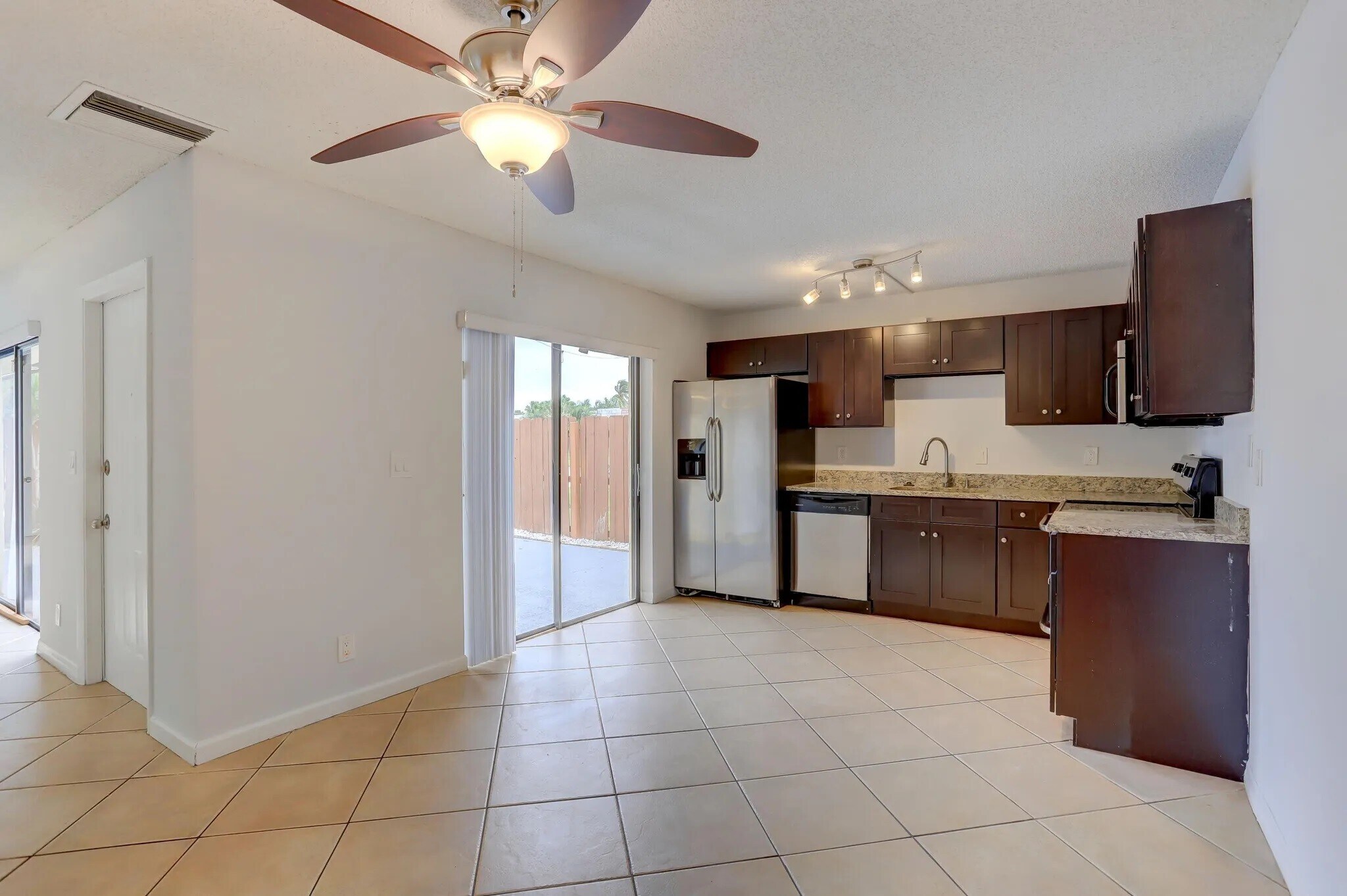 Building Photo - 744 Springdale Cir